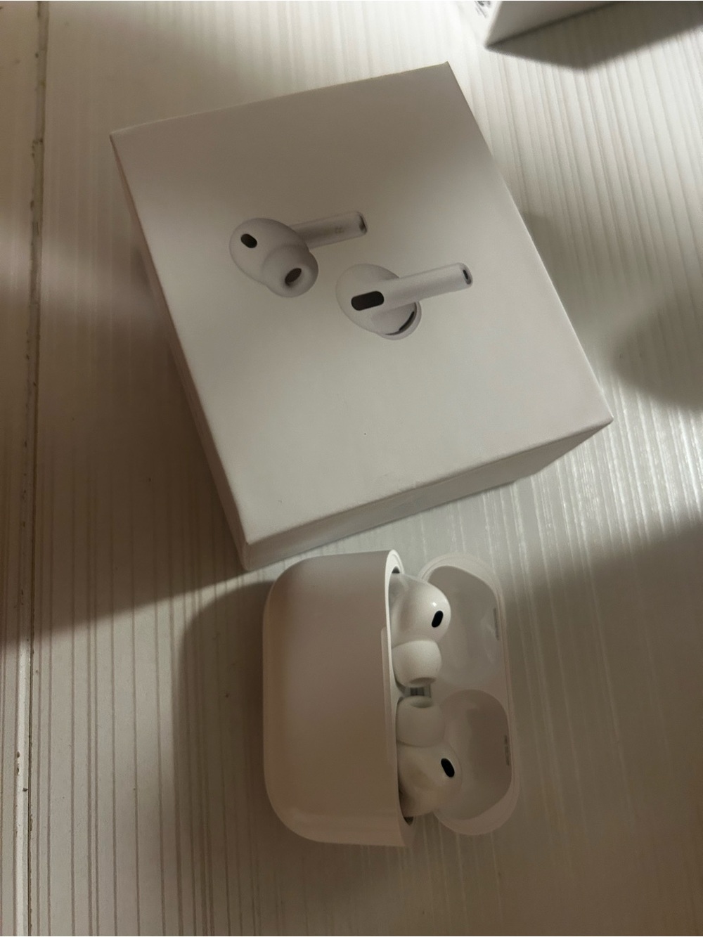 Apple White Wireless Earbuds with Charging Case (AirPods)